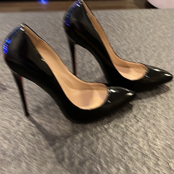 Black patent letter knock off Louboutin heels with red bottom. Size 38 - Picture 5 of 6